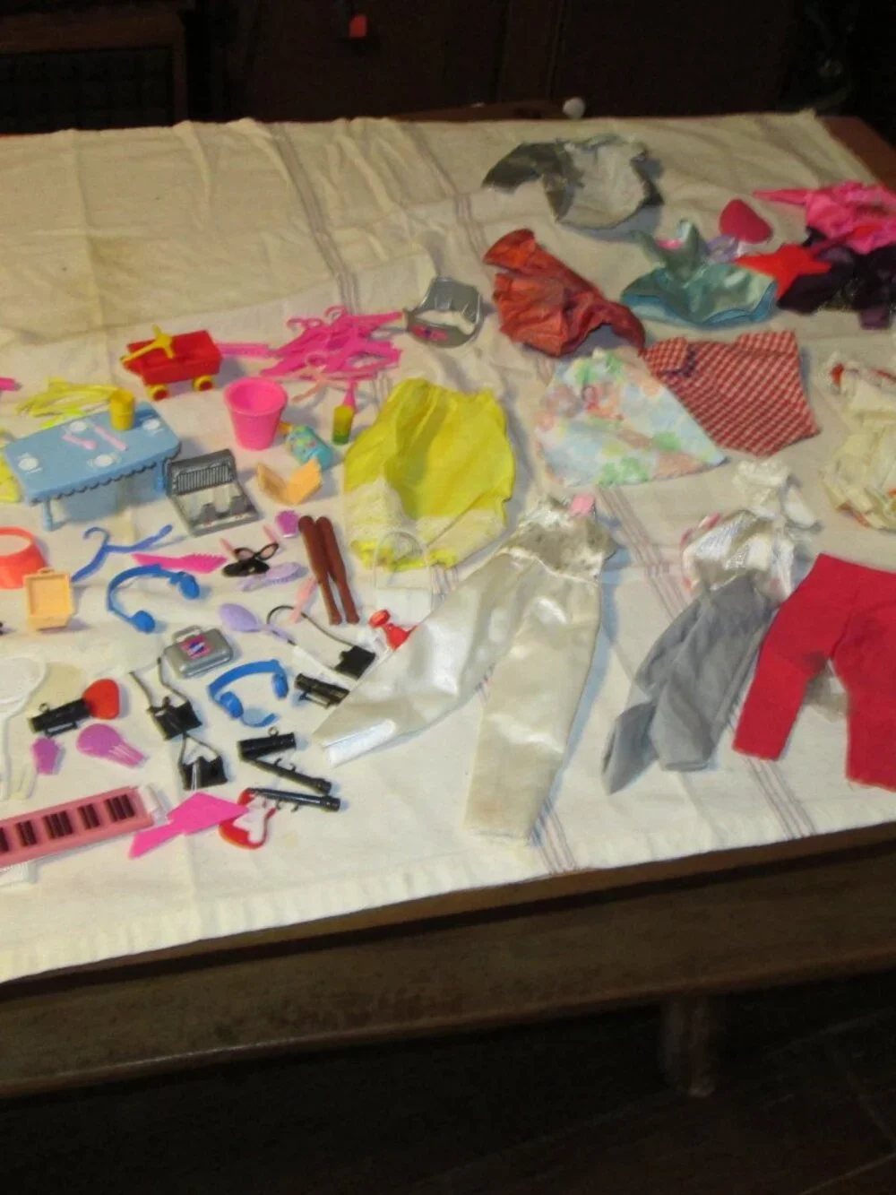 Vtg late 70s early 80s lot of Barbie clothes and accesories